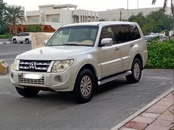 Mitsubishi  Pajero  GLS  2013  Automatic  290,000 Km  6 Cylinder  Four Wheel Drive (4WD)  SUV  White