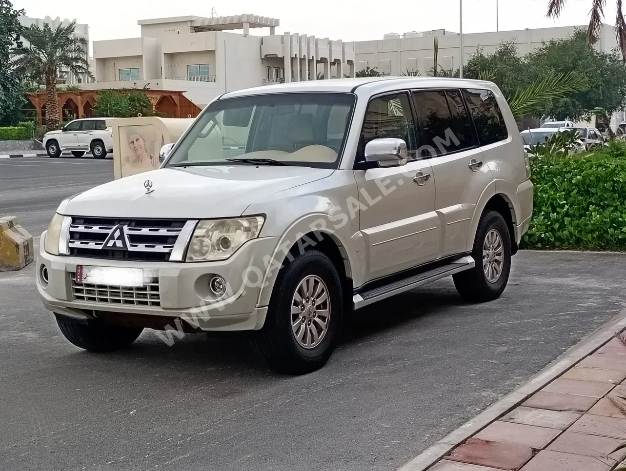 ميتسوبيشي باجيرو GLS 2013 اوتوماتيك 290,000 كم 6 سلندر دفع رباعي اس يو في أبيض