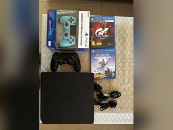 اجهزة العاب الفديو - سوني  - بلاي ستيشن 4  - 500 جيجابايت  -تشمل أجهز تحكم: 2