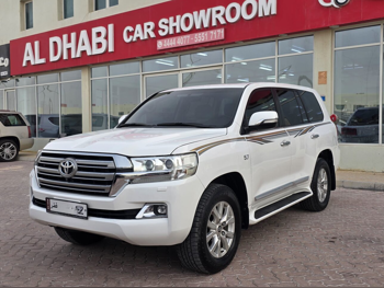 Toyota  Land Cruiser  VXR  2016  Automatic  316,000 Km  8 Cylinder  Four Wheel Drive (4WD)  SUV  White