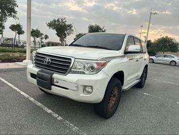 تويوتا  لاند كروزر  جي اكس  2014  اوتوماتيك  300,000 كم  6 سلندر  دفع رباعي  اس يو في  أبيض