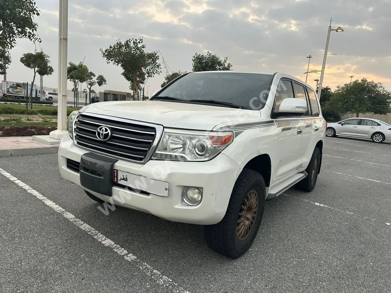 تويوتا لاند كروزر جي اكس 2014 اوتوماتيك 300,000 كم 6 سلندر دفع رباعي اس يو في أبيض