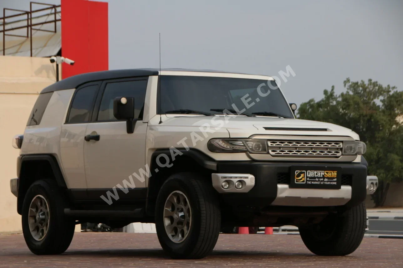 Toyota FJ Cruiser 2012 Automatic 290,000 Km 6 Cylinder Four Wheel Drive (4WD) SUV White