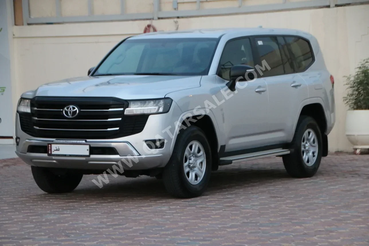 تويوتا لاند كروزر جي اكس 2025 اوتوماتيك 40,000 كم 6 سلندر دفع رباعي اس يو في فضي تحت الضمان