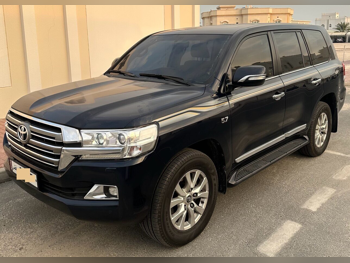 تويوتا  لاند كروزر  في اكس ار  2017  اوتوماتيك  360,000 كم  8 سلندر  دفع رباعي  اس يو في  كحلي وأحمر