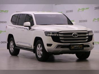تويوتا  لاند كروزر  جي اكس  2022  اوتوماتيك  150,000 كم  6 سلندر  دفع رباعي  اس يو في  أبيض