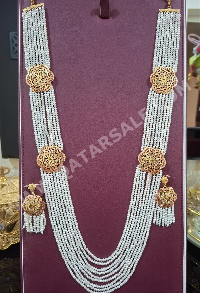 الذهب نصف طقم  البحرين  نسائي  حسب القطعة ( ديزاينرز)  26 غرام  ذهب أصفر  عيار 21