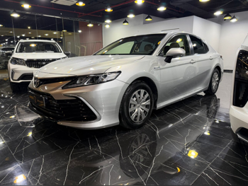 تويوتا  كامري  هايبرد  2022  اوتوماتيك  311,000 كم  4 سلندر  سحب امامي  سيدان  فضي