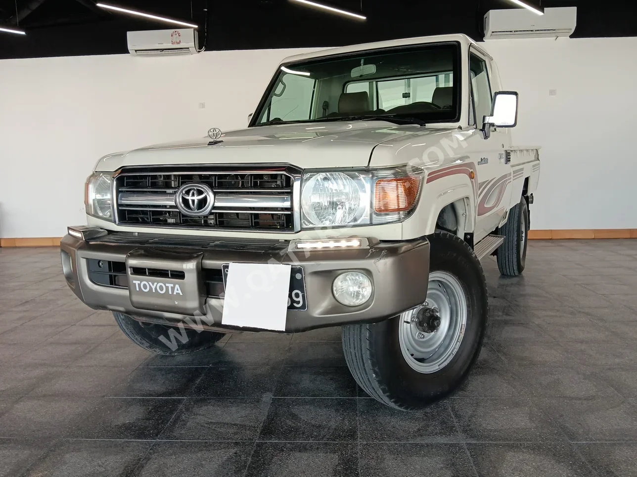 تويوتا  لاند كروزر  ال اكس  2012  عادي  182,000 كم  6 سلندر  دفع رباعي  بيكب  أبيض