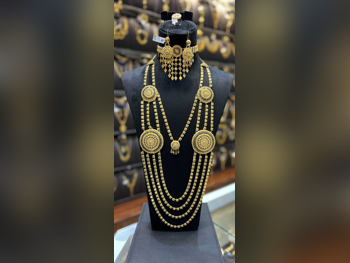 Gold Set  Bahrain  Woman  By Weight  113.65 Gram  Band  Yellow Gold  21k