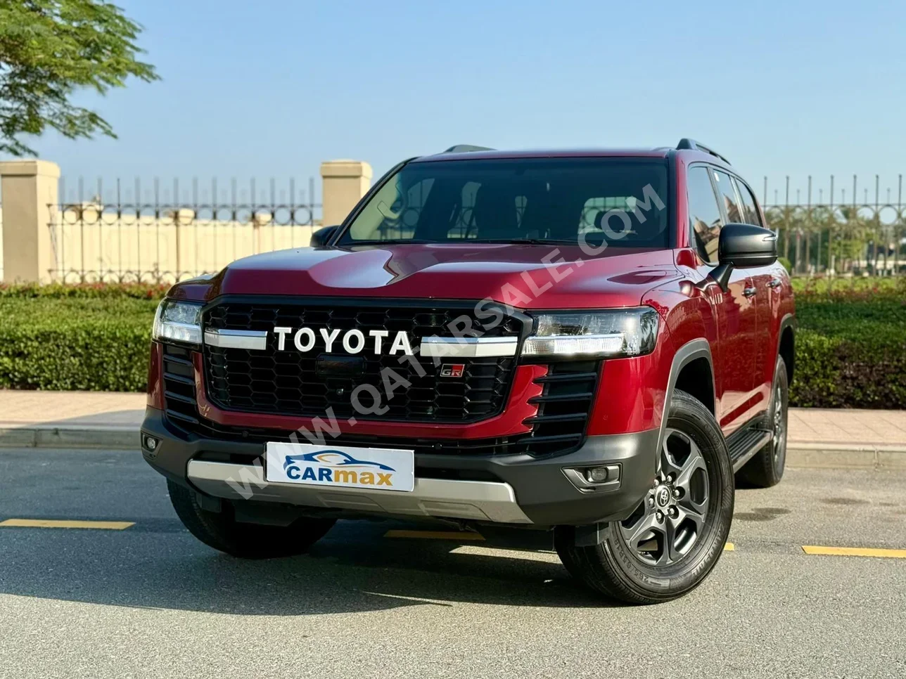 تويوتا  لاند كروزر  جي اكس  2022  اوتوماتيك  107,000 كم  6 سلندر  دفع رباعي  اس يو في  أحمر
