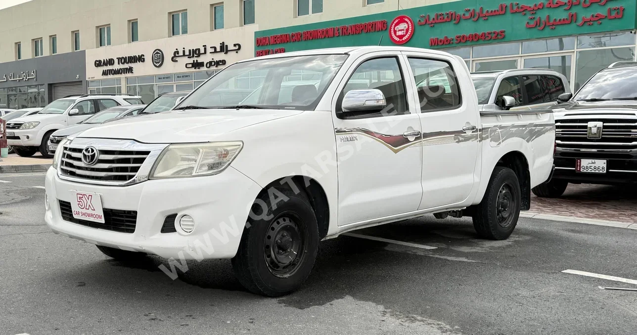 تويوتا  هاي لوكس  2015  عادي  286,000 كم  4 سلندر  دفع رباعي  بيكب  أبيض