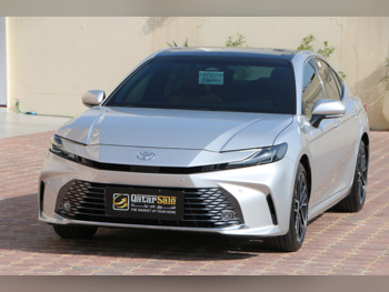 تويوتا  كامري  جي ال اي  2025  اوتوماتيك  27,000 كم  4 سلندر  سحب امامي  سيدان  فضي  تحت الضمان