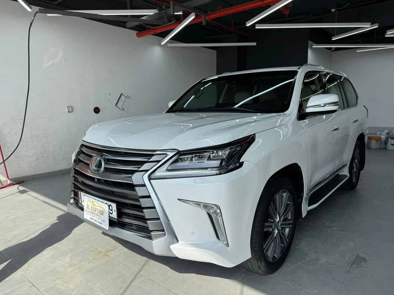Lexus  LX  570  2017  Automatic  147,000 Km  8 Cylinder  Four Wheel Drive (4WD)  SUV  White