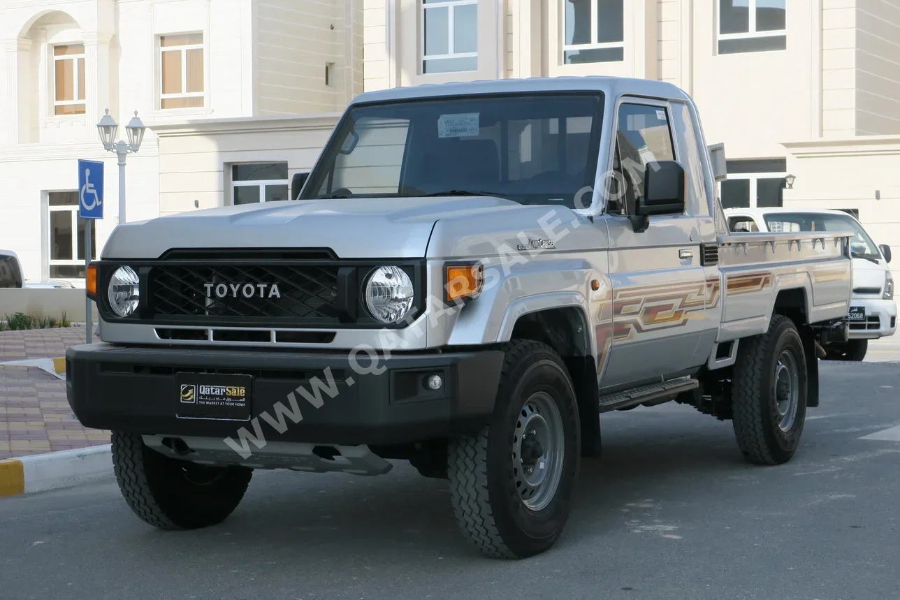 تويوتا  لاند كروزر  ال اكس  2024  اوتوماتيك  16,000 كم  6 سلندر  دفع رباعي  بيكب  فضي  تحت الضمان