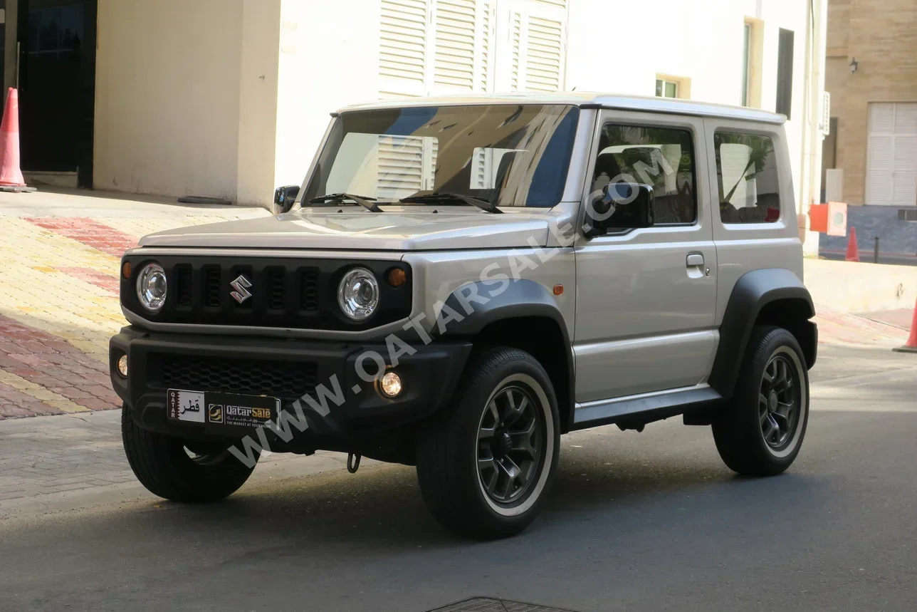 سوزوكي  جمني  جي ال  2022  اوتوماتيك  94,000 كم  4 سلندر  دفع رباعي  اس يو في  فضي