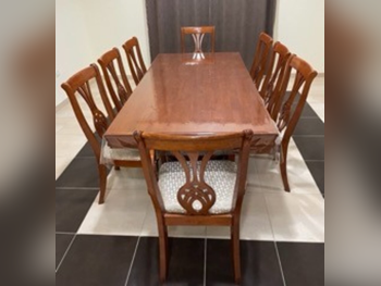 الطاولات والخزائن الجانبية طاولة و كراسيها  - اللون البيج