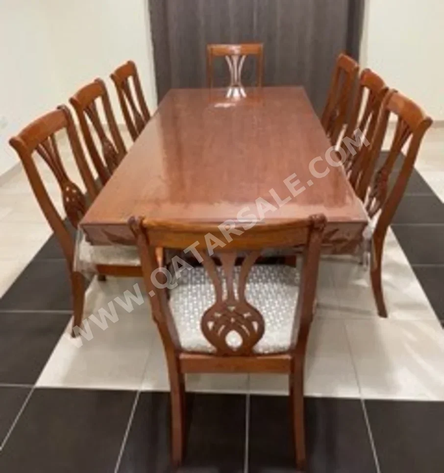 الطاولات والخزائن الجانبية طاولة و كراسيها  - اللون البيج