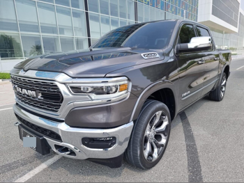 دودج  رام  لميتد  2021  اوتوماتيك  98,000 كم  8 سلندر  دفع رباعي  بيكب  رمادي