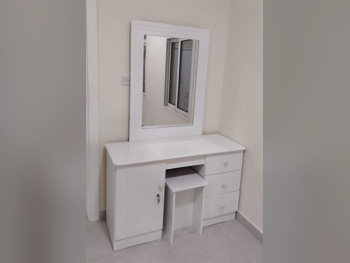 خزائن ودواليب الملابس والزينة - دوحة فيرنيتشر  - طاولة زينة ، مرآة ، كرسي و وحدتا رفوف  - أبيض
