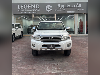Toyota  Land Cruiser  GXR  2015  Automatic  278,000 Km  8 Cylinder  Four Wheel Drive (4WD)  SUV  White