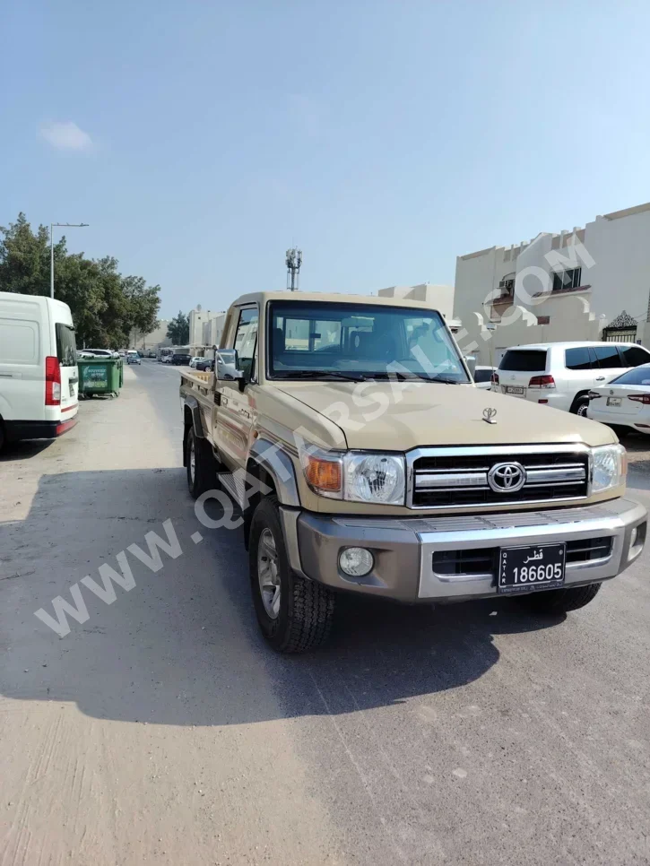 تويوتا  لاند كروزر  ال اكس  2020  عادي  90,000 كم  6 سلندر  دفع رباعي  بيكب  بيج