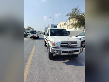 تويوتا  لاند كروزر  ال اكس  2022  عادي  101,000 كم  6 سلندر  دفع رباعي  بيكب  أبيض