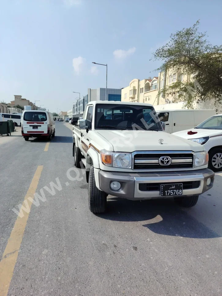 تويوتا  لاند كروزر  ال اكس  2022  عادي  101,000 كم  6 سلندر  دفع رباعي  بيكب  أبيض