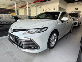 تويوتا  كامري  جي ال اي  2023  اوتوماتيك  70,000 كم  4 سلندر  سحب امامي  سيدان  أبيض  تحت الضمان