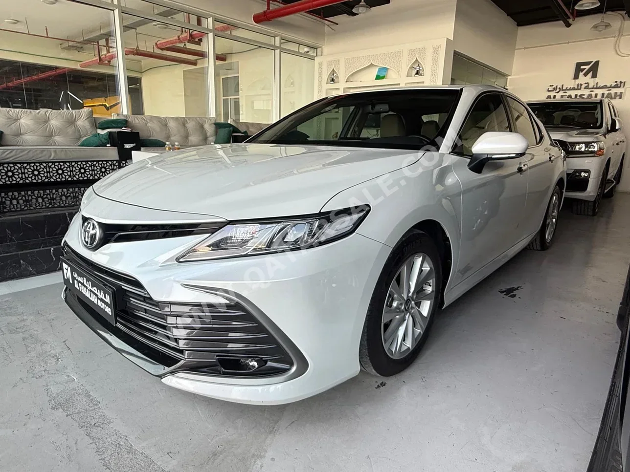 تويوتا كامري جي ال اي 2023 اوتوماتيك 70,000 كم 4 سلندر سحب امامي سيدان أبيض تحت الضمان