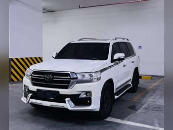 Toyota  Land Cruiser  VXS  2017  Automatic  287,000 Km  8 Cylinder  Four Wheel Drive (4WD)  SUV  White