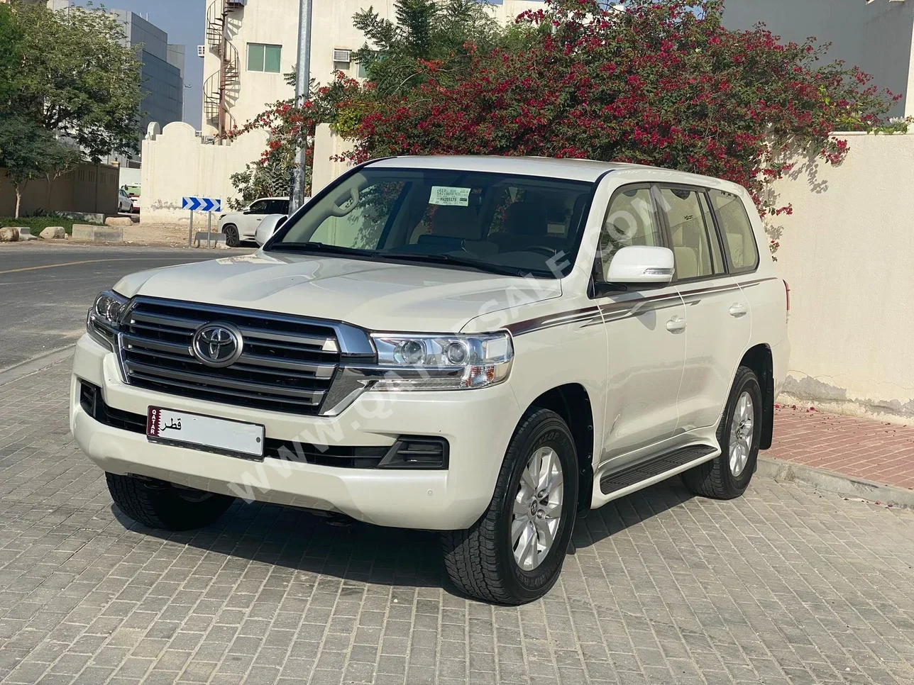 تويوتا  لاند كروزر  جي اكس ار  2021  اوتوماتيك  108,000 كم  6 سلندر  دفع رباعي  اس يو في  أبيض