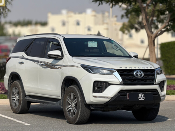 Toyota  Fortuner  SR5  2024  Automatic  129,000 Km  4 Cylinder  Four Wheel Drive (4WD)  SUV  White  With Warranty