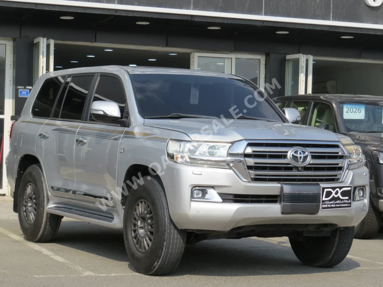 Toyota Land Cruiser VXR 2016 Automatic 253,000 Km 8 Cylinder Four Wheel Drive (4WD) SUV Silver