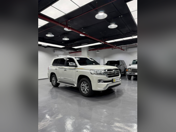 تويوتا  لاند كروزر  في اكس ار  2016  اوتوماتيك  252,000 كم  8 سلندر  دفع رباعي  اس يو في  أبيض