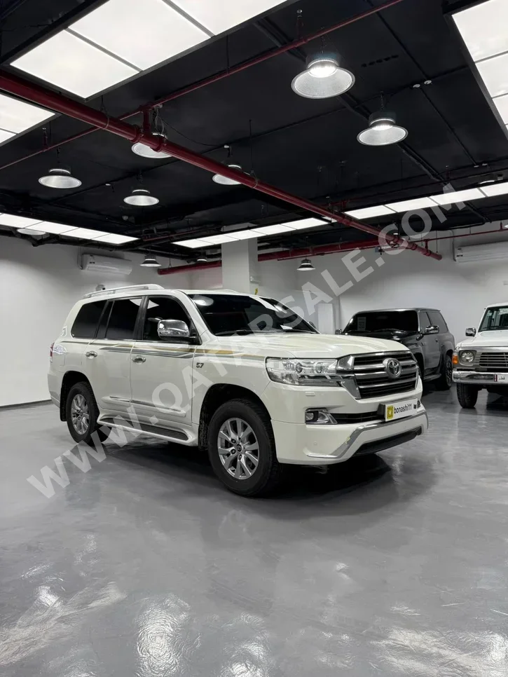 تويوتا  لاند كروزر  في اكس ار  2016  اوتوماتيك  252,000 كم  8 سلندر  دفع رباعي  اس يو في  أبيض