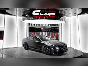 بي ام دبليو  الفئة - ام  5  2026  اوتوماتيك  40 كم  8 سلندر  دفع خلفي  سيدان  رمادي