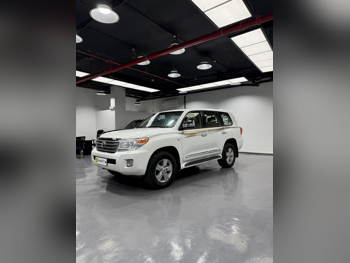 تويوتا  لاند كروزر  في اكس ار  2014  اوتوماتيك  581,000 كم  8 سلندر  دفع رباعي  اس يو في  أبيض