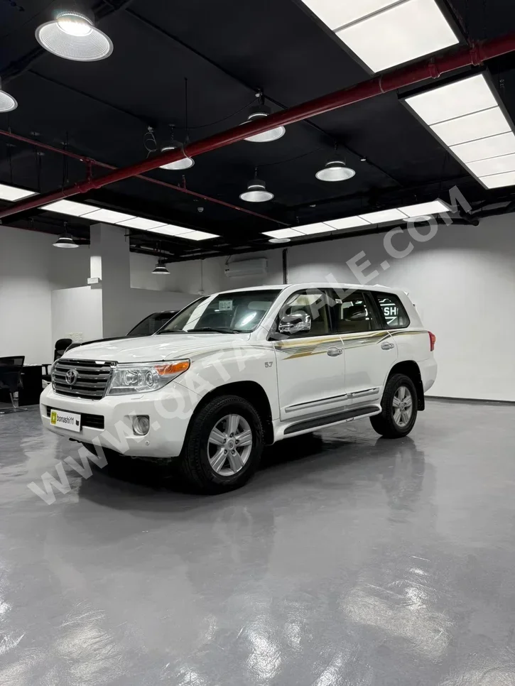 تويوتا  لاند كروزر  في اكس ار  2014  اوتوماتيك  581,000 كم  8 سلندر  دفع رباعي  اس يو في  أبيض