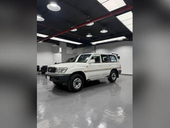 Toyota  Land Cruiser  GX  2000  Manual  589,000 Km  6 Cylinder  Four Wheel Drive (4WD)  SUV  White