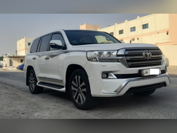 تويوتا  لاند كروزر  في اكس ار  2016  اوتوماتيك  303,000 كم  8 سلندر  دفع رباعي  اس يو في  أبيض