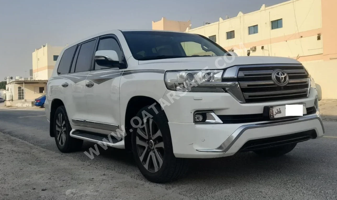 تويوتا  لاند كروزر  في اكس ار  2016  اوتوماتيك  303,000 كم  8 سلندر  دفع رباعي  اس يو في  أبيض