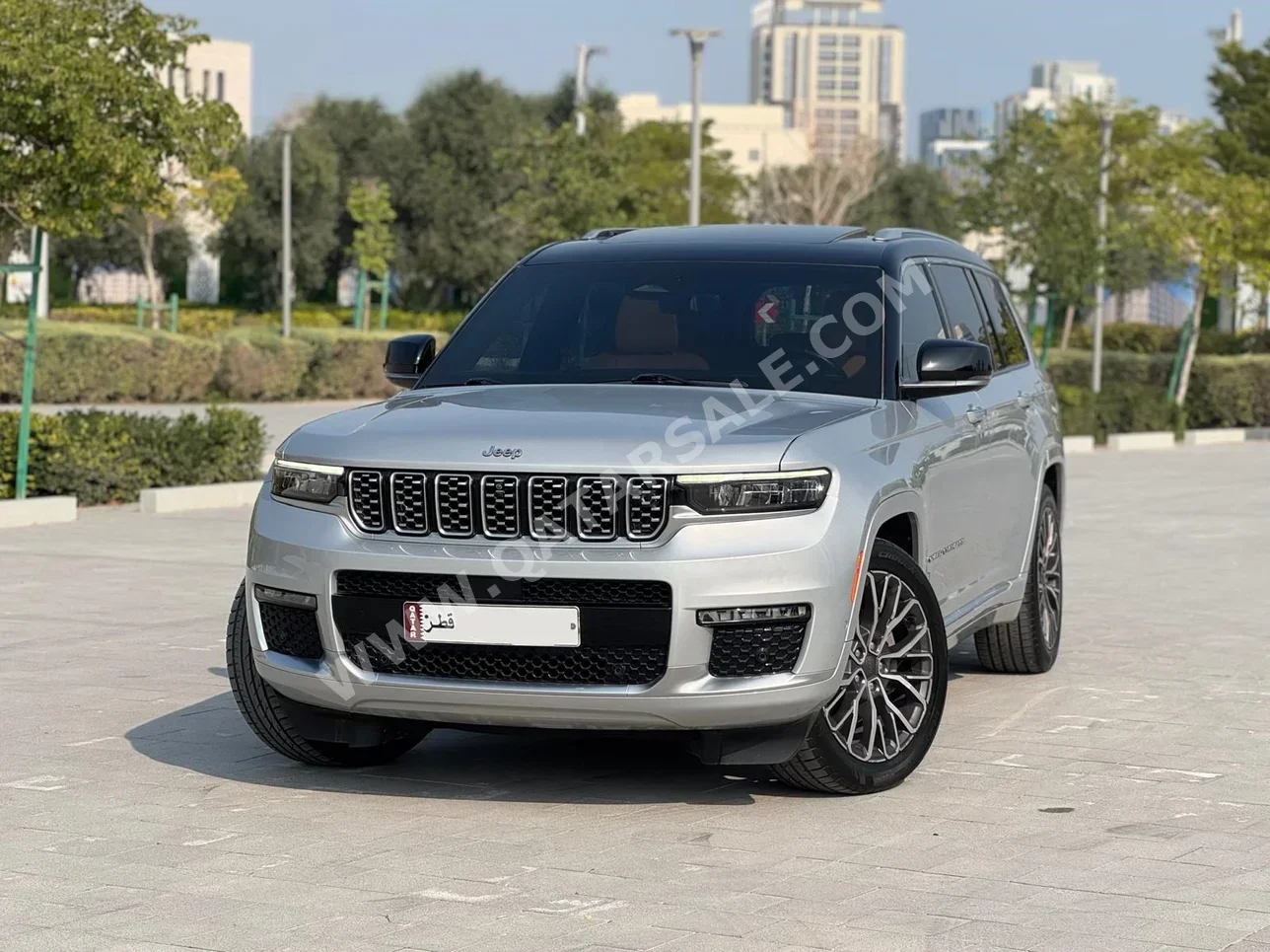 جييب جراند شيروكي سومت 2021 اوتوماتيك 85,000 كم 6 سلندر دفع رباعي اس يو في فضي تحت الضمان