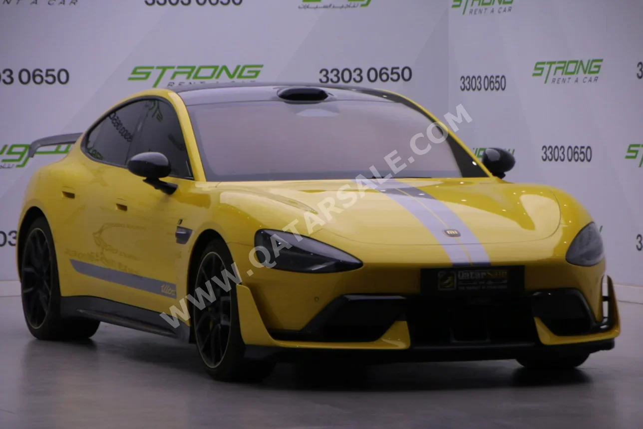 Xiaomi SU7 Ultra 2025 Automatic 2,000 Km 0 Cylinder All Wheel Drive (AWD) Sedan Yellow