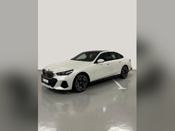 بي ام دبليو  الفئة - الخامسة  520i ام  2026  اوتوماتيك  0 كم  4 سلندر  دفع خلفي  سيدان  أبيض  تحت الضمان