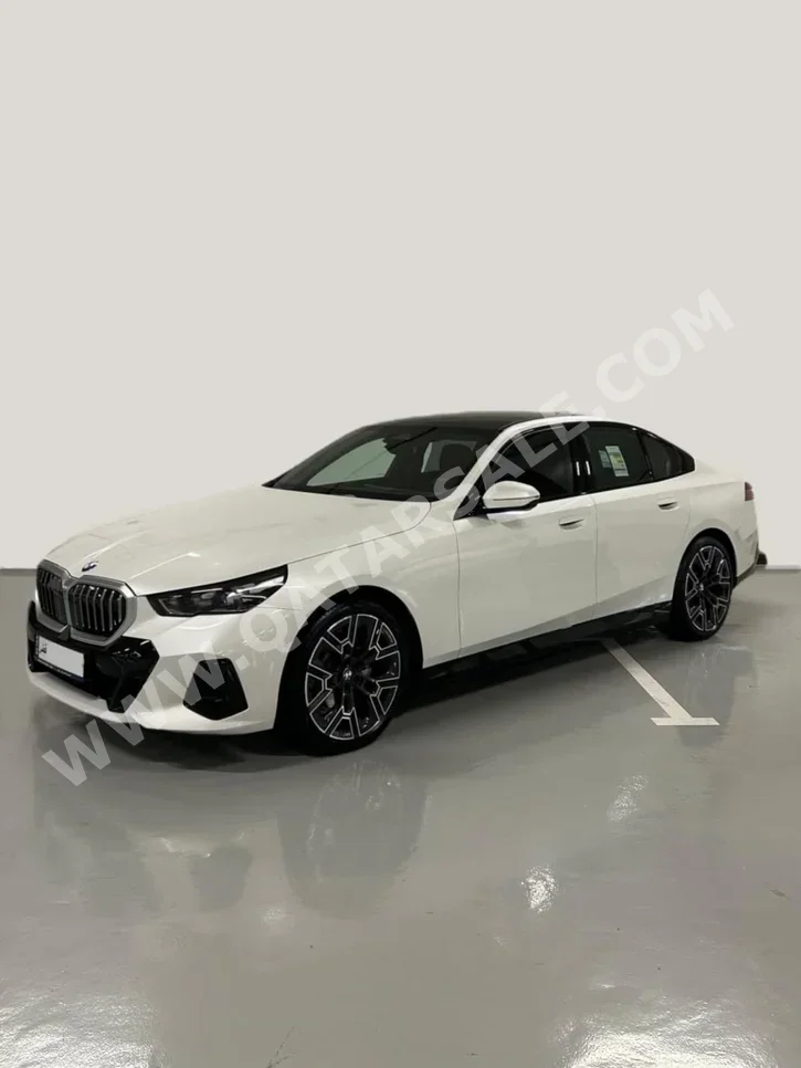 بي ام دبليو الفئة - الخامسة 520i ام 2026 اوتوماتيك 0 كم 4 سلندر دفع خلفي سيدان أبيض تحت الضمان