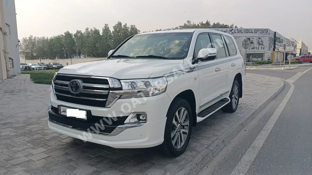 تويوتا لاند كروزر في اكس ار 2019 اوتوماتيك 184,000 كم 8 سلندر دفع رباعي اس يو في أبيض