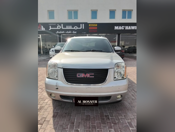GMC  Yukon  2013  Automatic  180,000 Km  8 Cylinder  Four Wheel Drive (4WD)  SUV  Silver