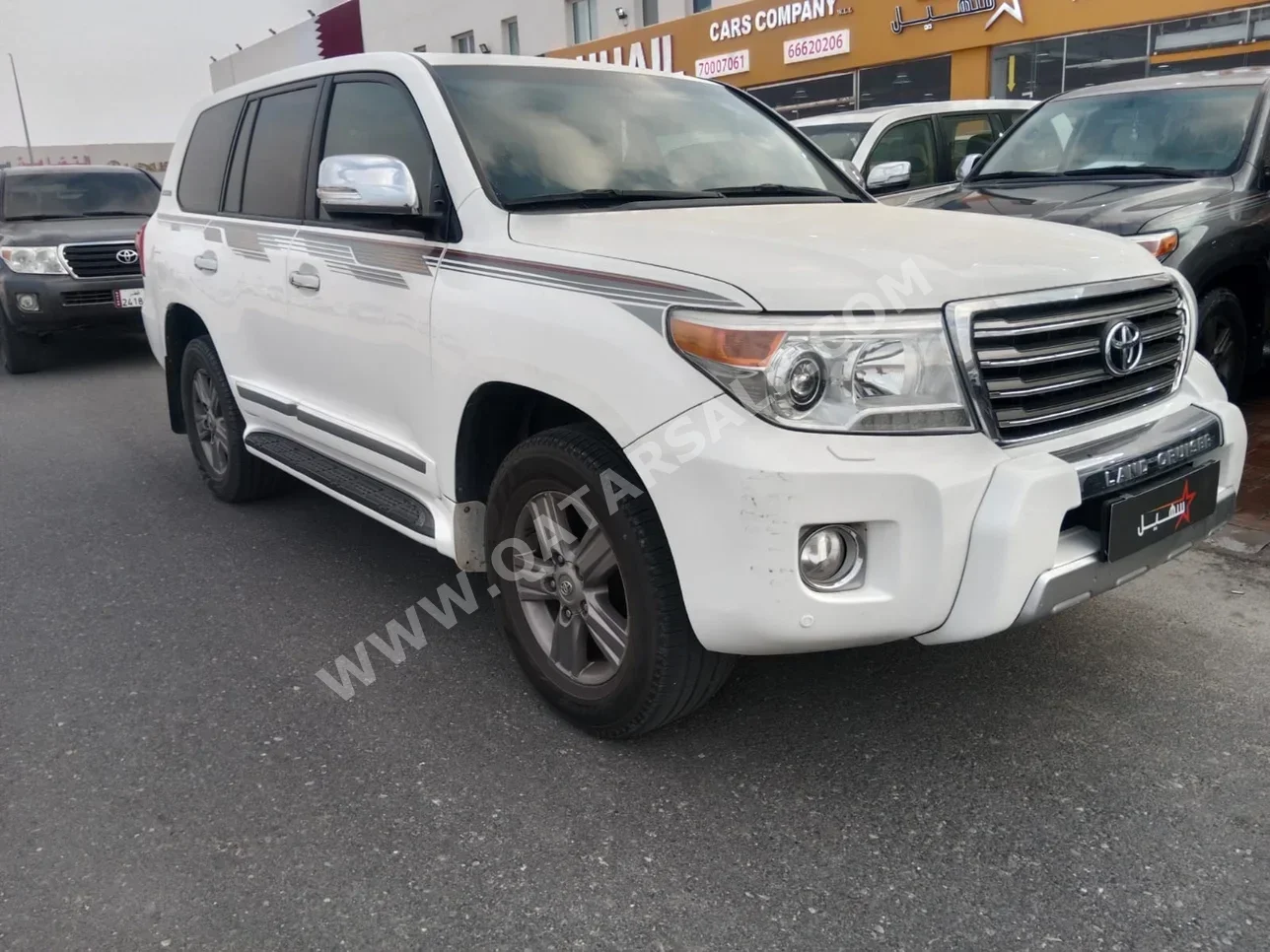 تويوتا  لاند كروزر  جي اكس ار  2015  اوتوماتيك  404,000 كم  8 سلندر  دفع رباعي  اس يو في  أبيض