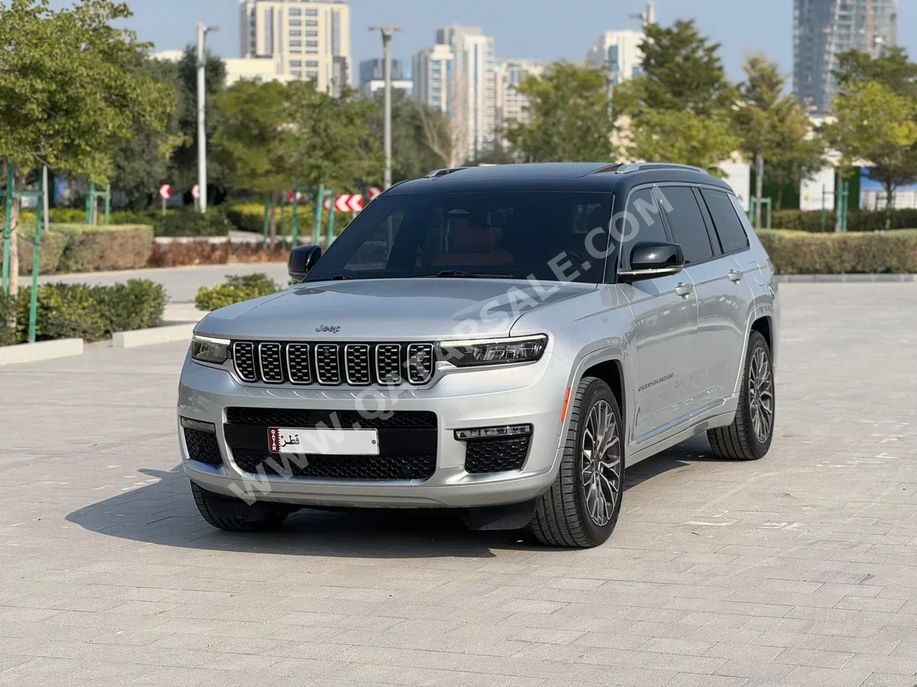 جييب جراند شيروكي سومت 2021 اوتوماتيك 85,000 كم 8 سلندر دفع رباعي اس يو في فضي